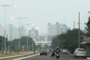 Mato Grosso do Sul enfrenta quarta-feira (15) com calor intenso, ventos fortes e umidade baixa, exigindo atenção.