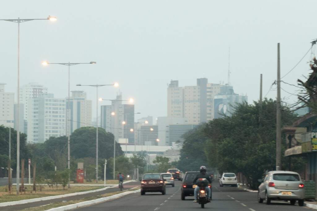 Mato Grosso do Sul enfrenta quarta-feira (15) com calor intenso, ventos fortes e umidade baixa, exigindo atenção.