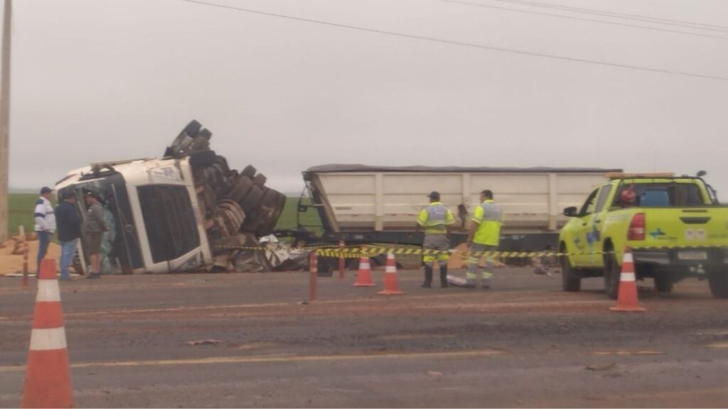 Grave acidente entre carro e carreta interdita trecho da BR-163 na saída para Cuiabá