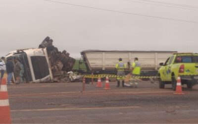 Grave acidente entre carro e carreta interdita trecho da BR-163 na saída para Cuiabá