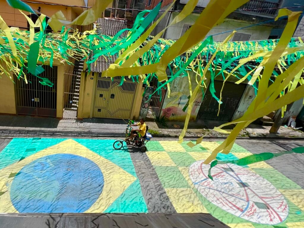 Com a proximidade da Copa do Mundo, a tradição de pintar ruas de verde e amarelo volta, levantando questões sobre legalidade e impacto em MS.