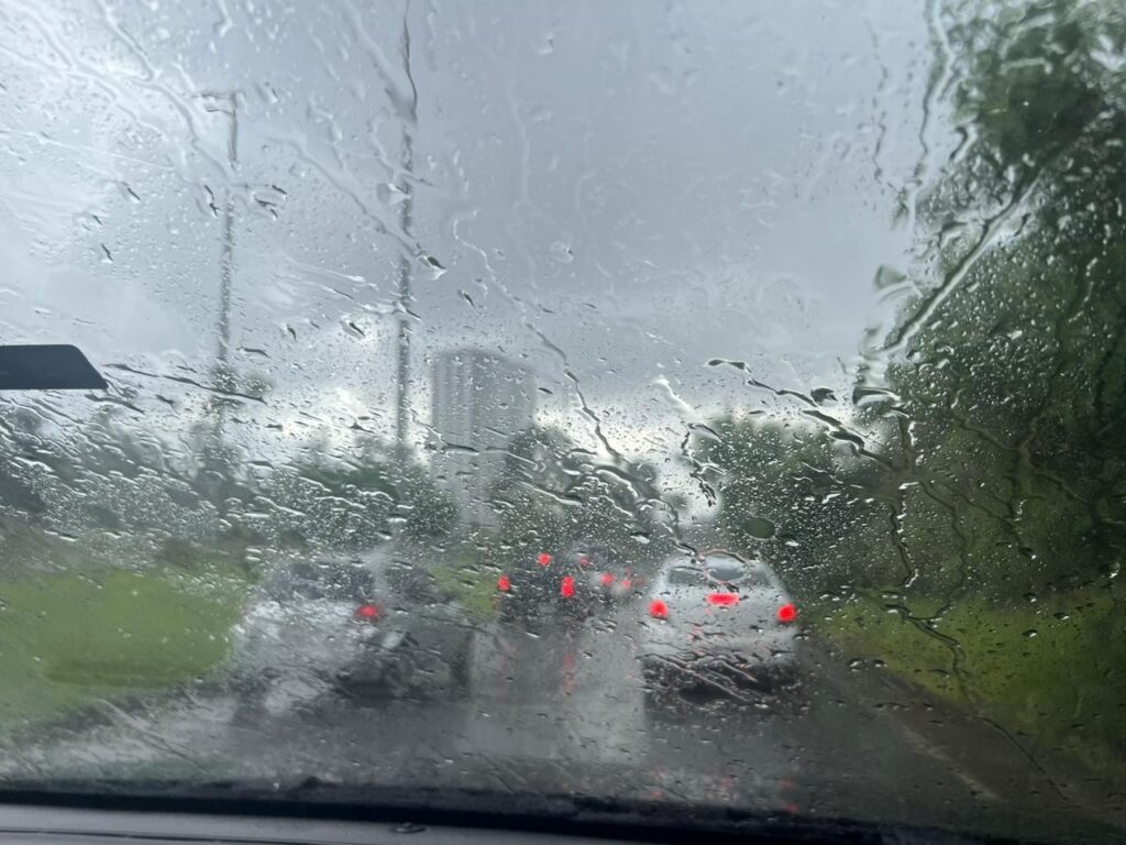 Mato Grosso do Sul enfrenta risco de chuvas intensas, ventos fortes e tempestades na quarta e quinta-feira. Previsão alerta para possíveis transtornos em Campo Grande.