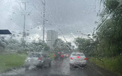 Mato Grosso do Sul enfrenta risco de chuvas intensas, ventos fortes e tempestades na quarta e quinta-feira. Previsão alerta para possíveis transtornos em Campo Grande.