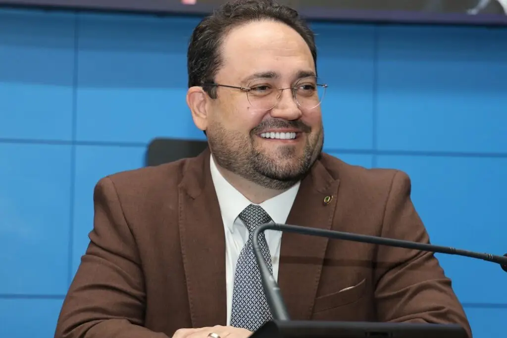 Deputados de MS avaliam projeto que institui o 'Programa Detranzinho'. A proposta visa educar crianças e adolescentes sobre segurança no trânsito e cidadania, buscando reduzir acidentes.