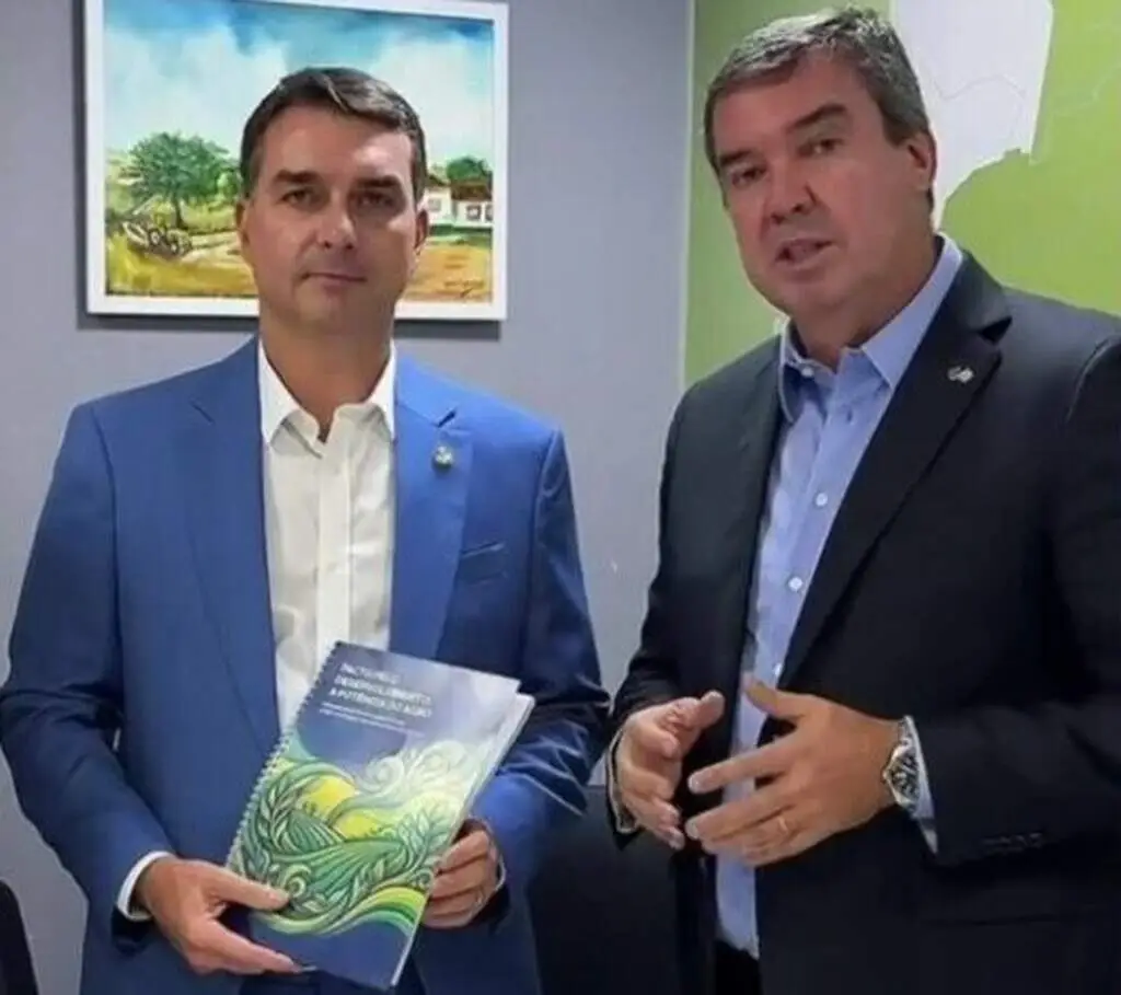 Pesquisa Ranking Brasil Inteligência revela Eduardo Riedel líder ao governo de MS e Flávio Bolsonaro na frente para presidência no estado, delineando cenário eleitoral 2026.