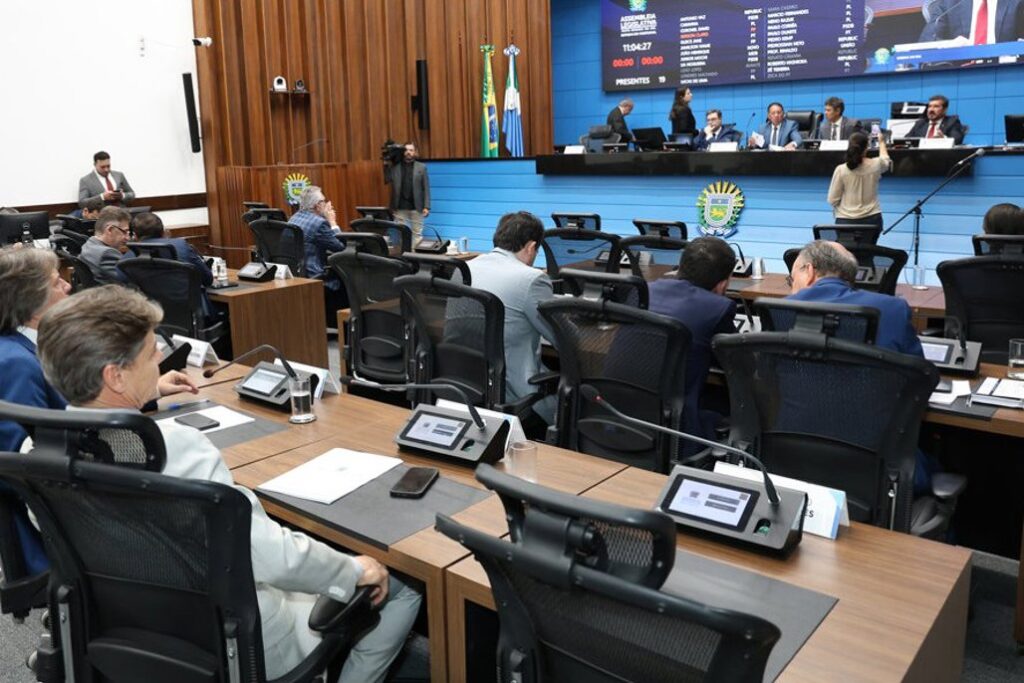 Projeto altera regulamentação de equipamentos de vigilância em instituições de ensino e reforça segurança. Texto segue para sanção governamental.