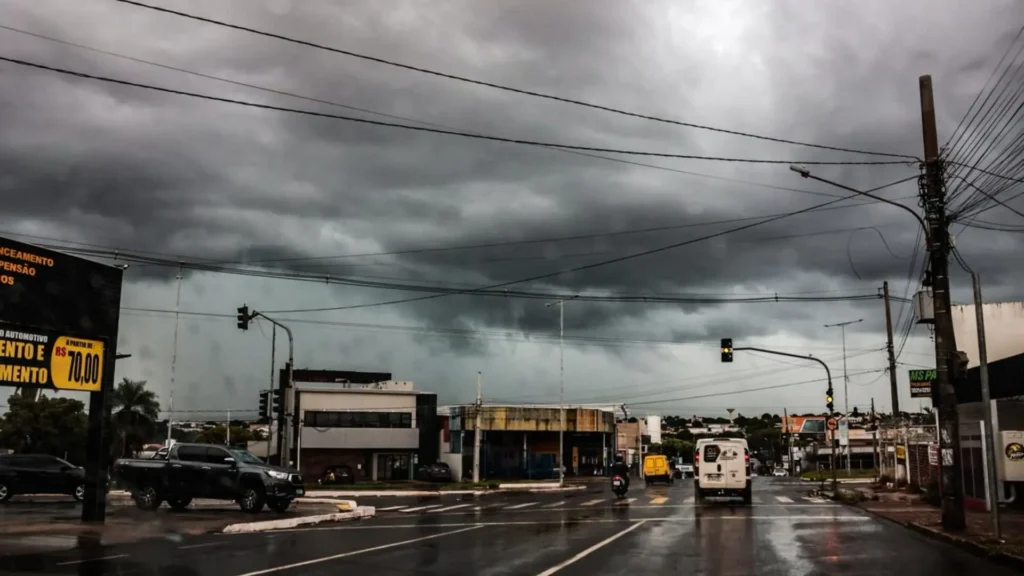 O Instituto Nacional de Meteorologia emitiu alerta de chuva forte em todo Mato Grosso do Sul até o próximo domingo, com risco de alagamentos e deslizamentos. Moradores devem redobrar os cuidados e acompanhar as atualizações oficiais.