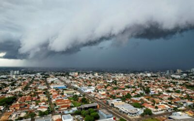 Defesa Civil alerta para possibilidade de chuva forte e ventos intensos em Campo Grande nesta terça-feira. Órgão recomenda atenção a áreas de risco e orienta população a evitar deslocamentos não essenciais.