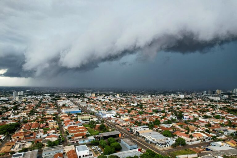Defesa Civil alerta para possibilidade de chuva forte e ventos intensos em Campo Grande nesta terça-feira. Órgão recomenda atenção a áreas de risco e orienta população a evitar deslocamentos não essenciais.