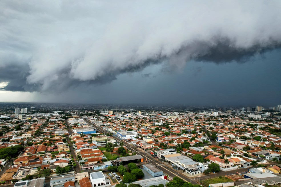 Defesa Civil alerta para possibilidade de chuva forte e ventos intensos em Campo Grande nesta terça-feira. Órgão recomenda atenção a áreas de risco e orienta população a evitar deslocamentos não essenciais.