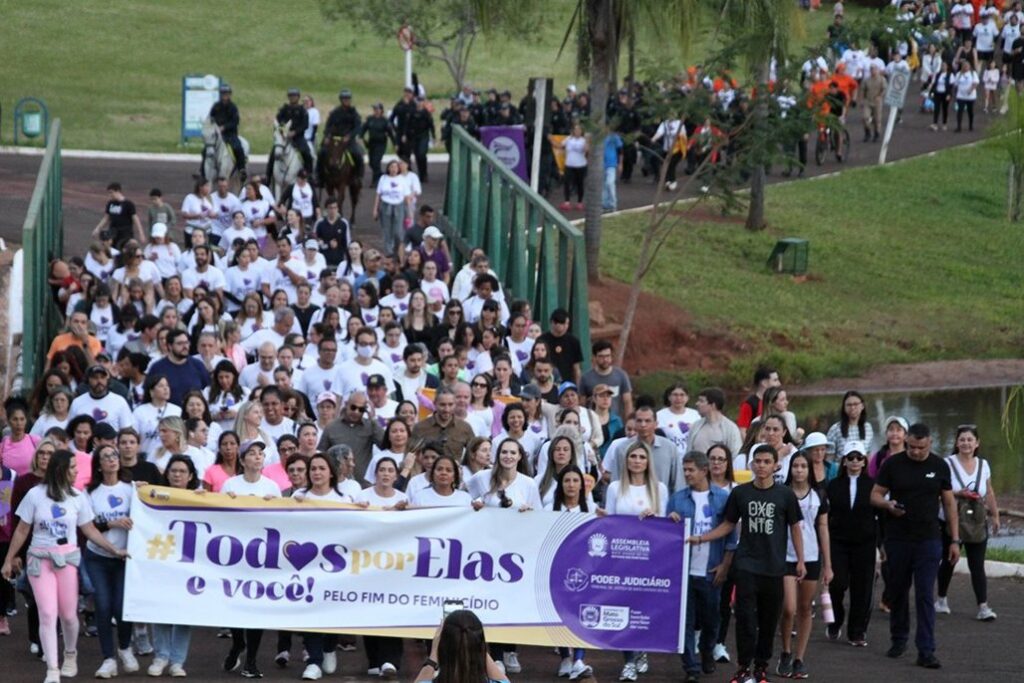 Movimento reúne centenas em Campo Grande para protestar contra a violência de gênero e cobrar políticas públicas de proteção às mulheres.