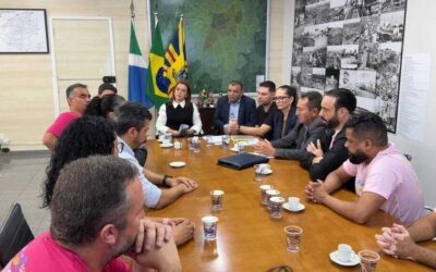 A prefeita de Campo Grande enviou proposta de reajuste salarial de 5,4% para professores da rede municipal, após paralisação e pressão sindical. Medida atende reivindicação histórica e busca recompor perdas inflacionárias dos últimos anos.