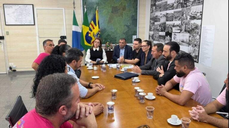 A prefeita de Campo Grande enviou proposta de reajuste salarial de 5,4% para professores da rede municipal, após paralisação e pressão sindical. Medida atende reivindicação histórica e busca recompor perdas inflacionárias dos últimos anos.