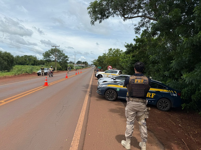 A Polícia Rodoviária Federal (PRF) de Mato Grosso do Sul intensifica a fiscalização nas rodovias federais do estado durante o feriado, com foco na prevenção de acidentes e combate ao crime.