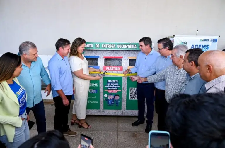 Nova Alvorada do Sul inaugurou o primeiro Ponto de Entrega Voluntária (PEV) escolar do interior de Mato Grosso do Sul, ampliando educação ambiental e coleta seletiva para 1,2 mil estudantes da rede municipal. A iniciativa integra o programa 'Recicla MS' da Agesul e conta com apoio da prefeitura local.