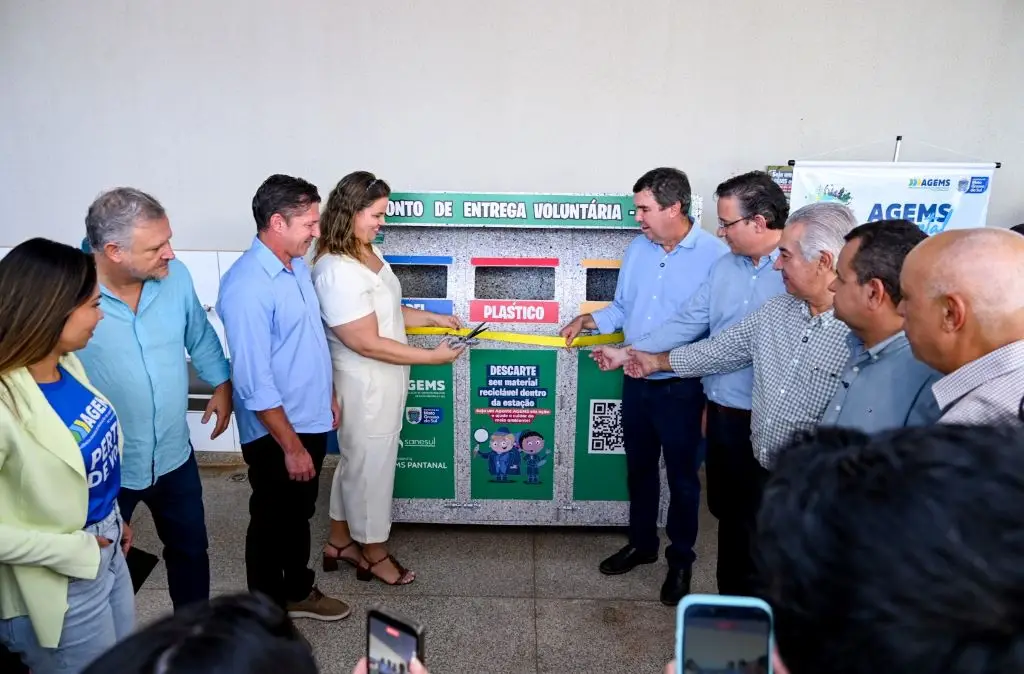 Nova Alvorada do Sul inaugurou o primeiro Ponto de Entrega Voluntária (PEV) escolar do interior de Mato Grosso do Sul, ampliando educação ambiental e coleta seletiva para 1,2 mil estudantes da rede municipal. A iniciativa integra o programa 'Recicla MS' da Agesul e conta com apoio da prefeitura local.