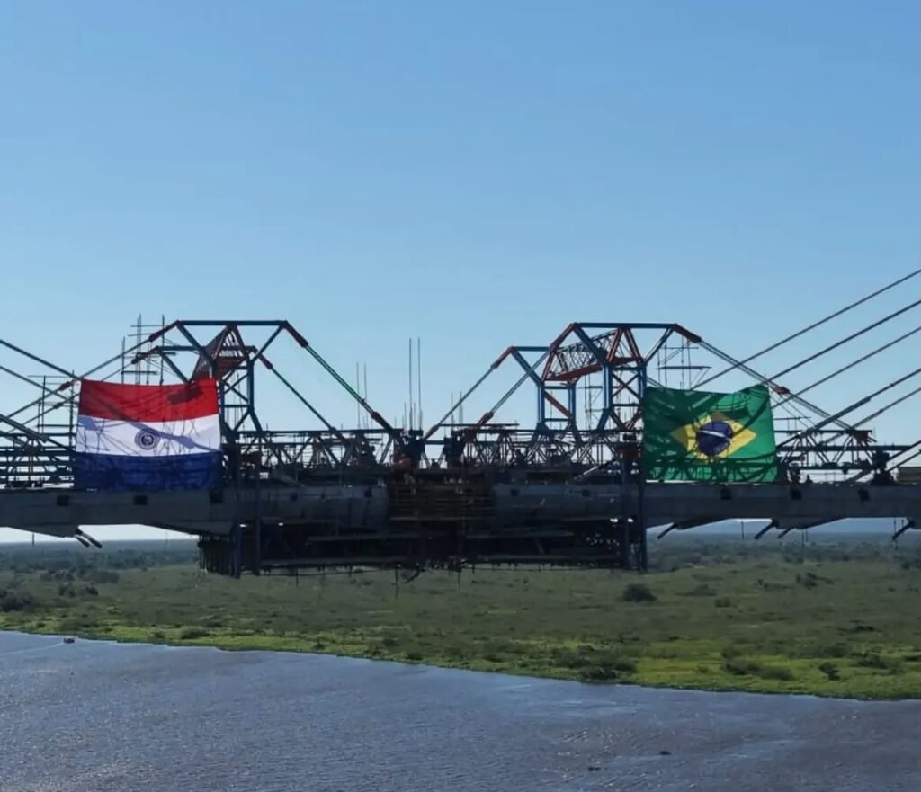 A Ponte da Integração em MS, elo vital da Rota Bioceânica, avança na construção, prometendo revolucionar a logística regional e conectar o Brasil ao Pacífico por um novo corredor comercial.