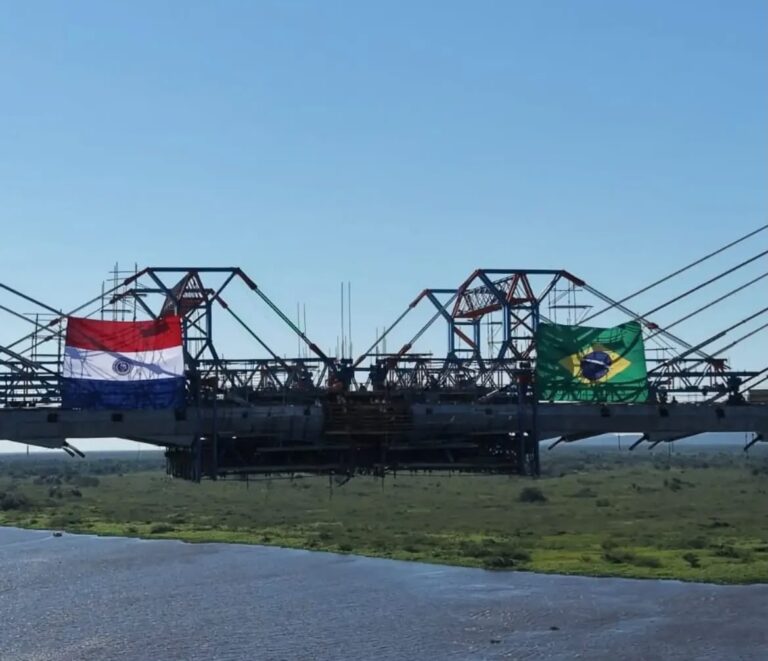 A Ponte da Integração em MS, elo vital da Rota Bioceânica, avança na construção, prometendo revolucionar a logística regional e conectar o Brasil ao Pacífico por um novo corredor comercial.