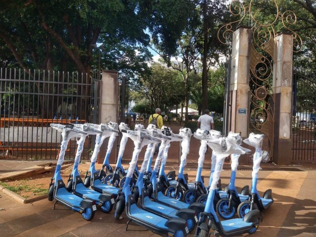 Campo Grande inicia fase de testes para o aluguel de patinetes elétricos, introduzindo uma nova alternativa de transporte com tarifas acessíveis para a população.