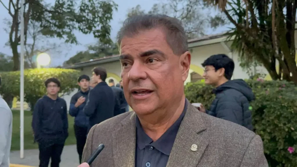 O senador Nelsinho Trad, do PSD, não buscará a reeleição e atuará como primeiro suplente na candidatura de Reinaldo Azambuja (PSDB) ao Senado, redefinindo o cenário político de MS.