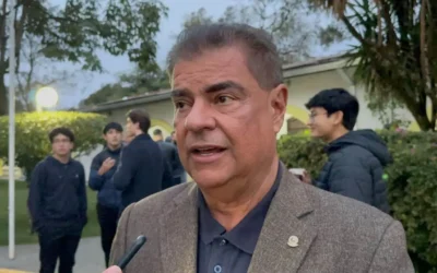 O senador Nelsinho Trad, do PSD, não buscará a reeleição e atuará como primeiro suplente na candidatura de Reinaldo Azambuja (PSDB) ao Senado, redefinindo o cenário político de MS.
