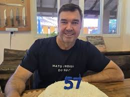 Eduardo Riedel, governador de MS, celebrou seu aniversário na Casa da Governadoria, reunindo lideranças e evidenciando a força de sua base política para os próximos pleitos.