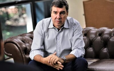 Nova pesquisa Quaest aponta o Governador Eduardo Riedel como principal nome para as eleições em Mato Grosso do Sul, com chances de vitória no primeiro turno.