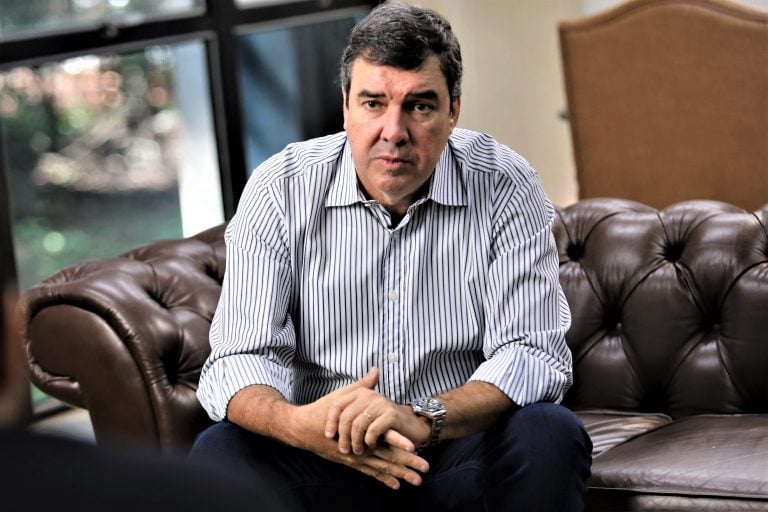 Nova pesquisa Quaest aponta o Governador Eduardo Riedel como principal nome para as eleições em Mato Grosso do Sul, com chances de vitória no primeiro turno.