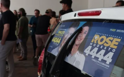A candidata Rose Modesto (União) demonstrou grande motivação ao iniciar sua campanha eleitoral com um adesivaço em Campo Grande, destacando a expressiva presença popular e a confiança em seu projeto político.