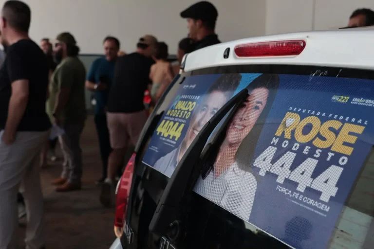 A candidata Rose Modesto (União) demonstrou grande motivação ao iniciar sua campanha eleitoral com um adesivaço em Campo Grande, destacando a expressiva presença popular e a confiança em seu projeto político.