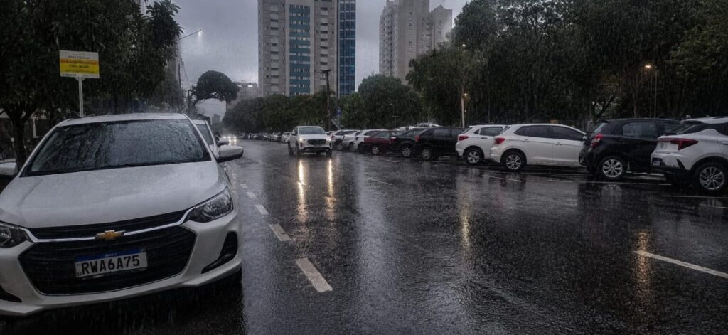 A Defesa Civil de Campo Grande alerta sobre tempestades com chuva intensa, ventos fortes e granizo para o fim de semana, indicando baixo risco de danos.