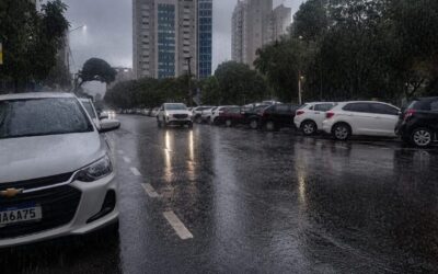 A Defesa Civil de Campo Grande alerta sobre tempestades com chuva intensa, ventos fortes e granizo para o fim de semana, indicando baixo risco de danos.