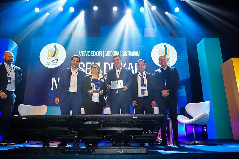 Mato Grosso do Sul foi agraciado em São Paulo com o Prêmio Excelência em Competitividade, destacando a iniciativa 'Sem Deixar Ninguém Para Trás' por seu impacto social.