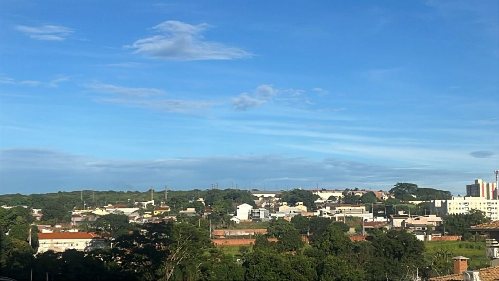 Mato Grosso do Sul e sua Capital, Campo Grande, são atingidos por uma intensa onda de calor, com temperaturas escalando e Defesa Civil emitindo alertas.