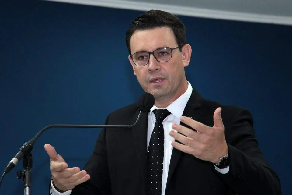 O ex-vereador André Salineiro (PSDB), delegado de polícia, obteve 27.640 votos nas últimas eleições e foi o único membro da Câmara de Campo Grande a conquistar uma vaga na Assembleia Legislativa.