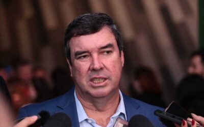 Após vitória no segundo turno com '52,38%' dos votos válidos, o Governador Eduardo Riedel discursou em Campo Grande, enfatizando a projeção de Mato Grosso do Sul e a união.
