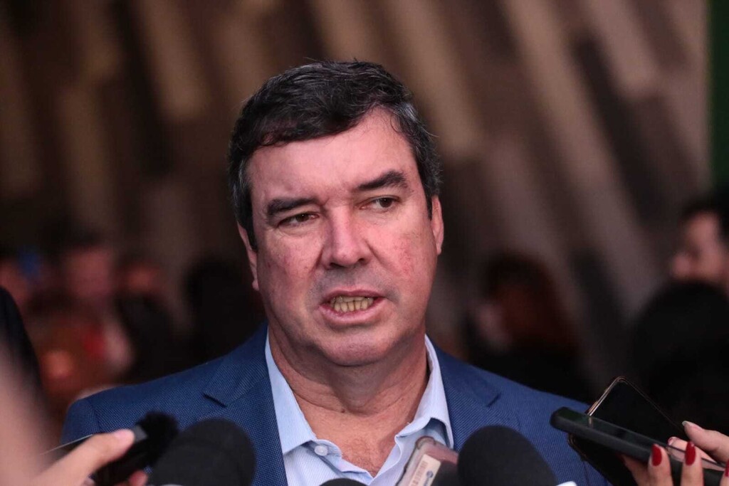 Após vitória no segundo turno com '52,38%' dos votos válidos, o Governador Eduardo Riedel discursou em Campo Grande, enfatizando a projeção de Mato Grosso do Sul e a união.