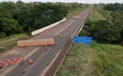 Estruturas sobre o Rio Anhanduí, nos KMs 18 e 30 da Rodovia da Integração, tiveram fundações comprometidas por erosão; reparos custarão R$ 3,3 milhões.