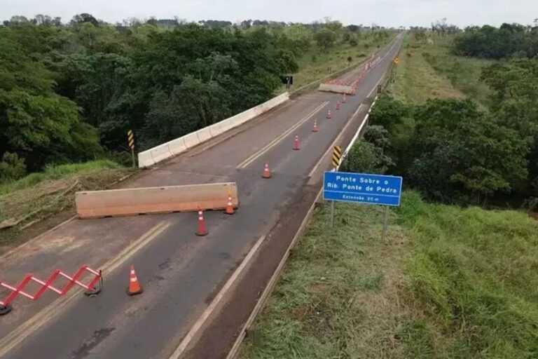 Estruturas sobre o Rio Anhanduí, nos KMs 18 e 30 da Rodovia da Integração, tiveram fundações comprometidas por erosão; reparos custarão R$ 3,3 milhões.